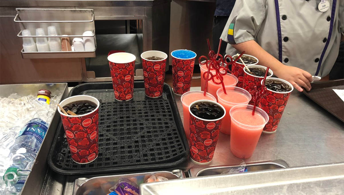 Restaurantes na Disney começam a evitar tampas de plástico para copos
