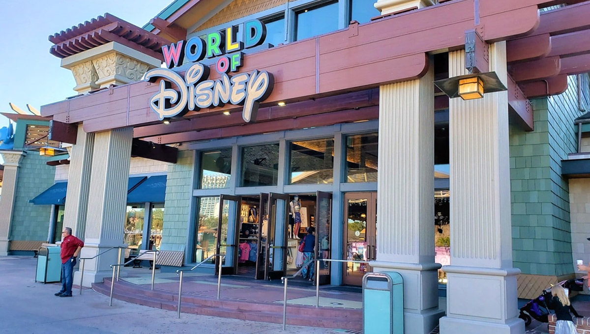 Clima do Natal invade a maior loja da Disney em Orlando