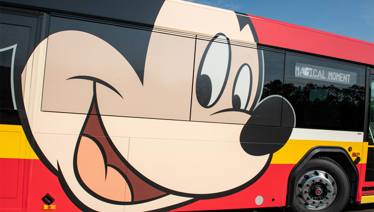 Novos ônibus da Disney são decorados com personagens clássicos