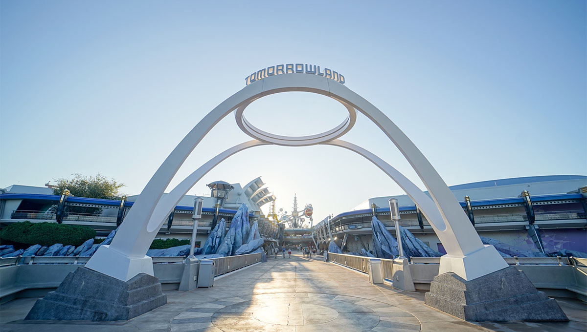 Novo letreiro do Tomorrowland é instalado no Magic Kingdom