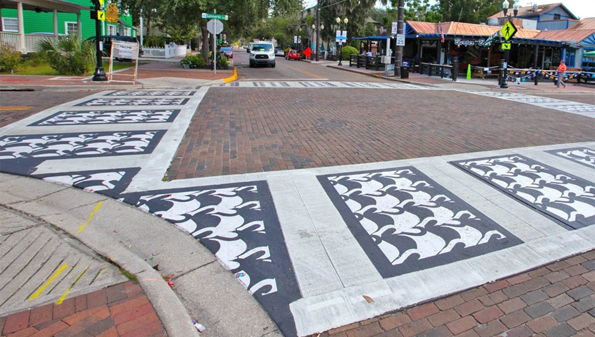 Nova arte decorativa das faixas de pedestres nos cruzamentos do Thornton Park