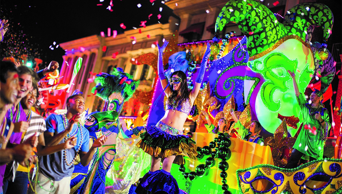 Desfiles noturnos, artistas de rua, roupas coloridas e comidas típicas no Mardi Gras